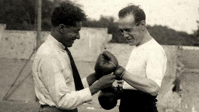 Ignacio Sánchez Mejías se calza los guantes de boxeo en una imagen cedida por La Claqueta Metálica