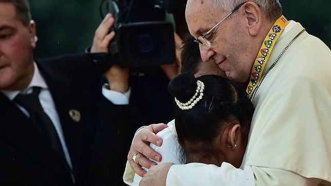 La pequeña se funde en un abrazo con el Santo Padre