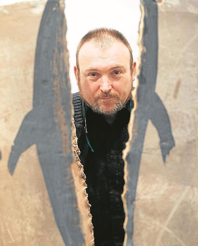 El artista, junto a una de las cerámicas recientes