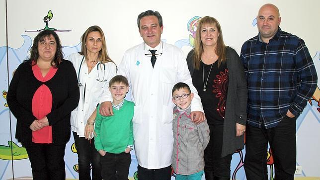 Fotografía de las familias con el equipo. De izquierda a derecha: Maria Isabel Moreno, Susana Redecillas, Alex Curero, Javier Bueno, Alex Gil, Yolanda Burgos e Isidoro Gil