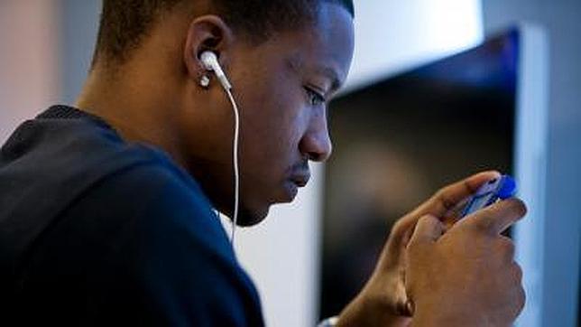 La utilización de auriculares con un volumen alto produce un trauma acústico que acelera el envejecimiento del oído