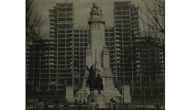 El esqueleto del gigante de Plaza España en 1951