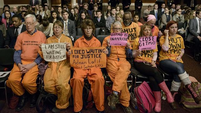 Manifestantes escuchan al Comité del Senado de las Fuerzas Armadas que debate las ventajas y desventajas de cerrar Guantánamo