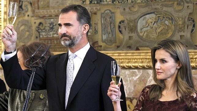 Los Reyes brindan con cava en la celebración de la Fiesta Nacional de 2013 cuando aún eran Príncipes