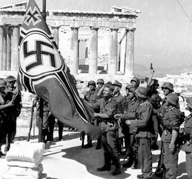 Izado de la bandera nazi durante la ocupación de Grecia