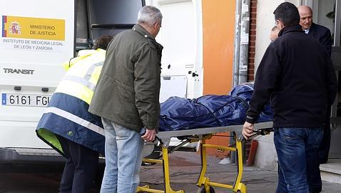 Momento en que era trasladado el cadáver de la sexagenaria hallada muerta en su vivienda de León