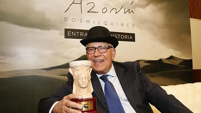 Fernando Delgado posa en Alicante con el premio Azorín 2015
