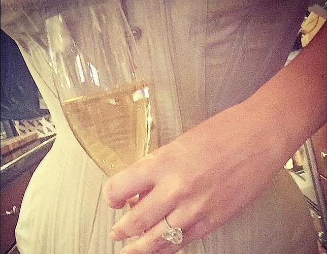 Lady Gaga presume de anillo de compromiso en Instagram
