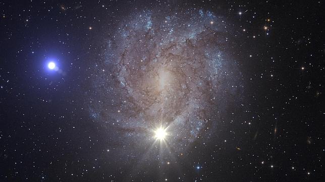 Ilustración de la estrella expulsada (izda.) y la supernova (abajo en el centro). En realidad, la supernova ya habría desaparecido mucho tiempo antes de que la estrella alcanzara esa posición