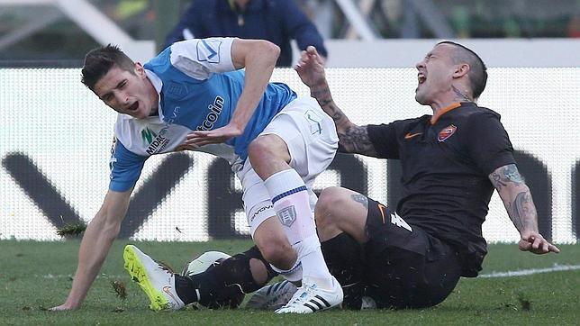 Mattiello, de azul y blanco, en el momento de la lesión