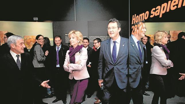Esperanza Aguirre y Jesús Gómez Ruíz, alcalde de Leganés, juntos en una exposición