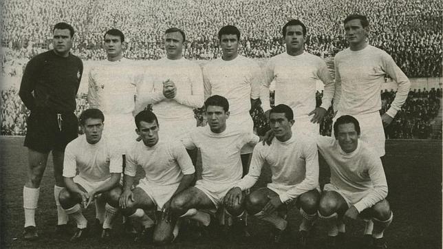 Antonio Betancort, de oscuro, en la plantilla del Real Madrid de la temporada 64-65