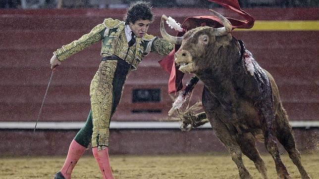 Leo Valadez, en un pase de pecho bajo la lluvia