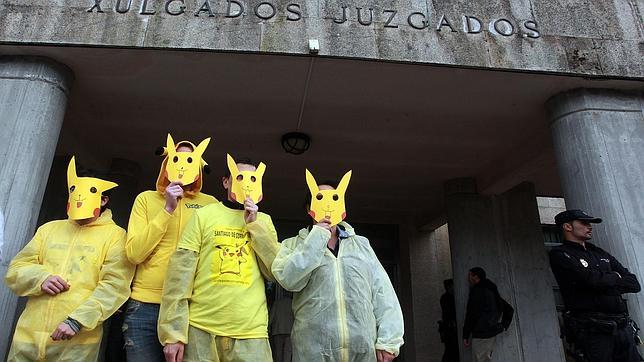 Varias personas con caretas, el día del juicio a los ediles