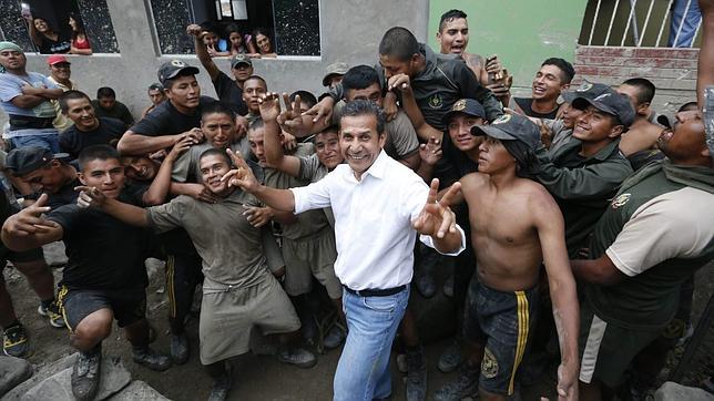 Ollanta Humala (c) visita unas obras de rehabilitación en Chosica (Péru)
