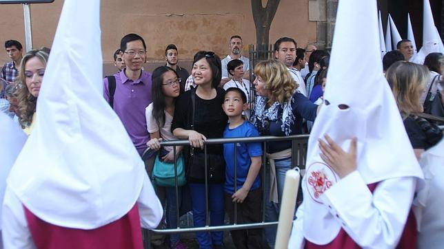 uristas viendo la Semana Santa con guia en Sevilla