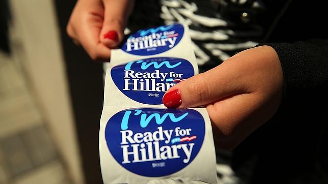 Una de las pegatinas con el mensaje de apoyo a Hillary Clinton