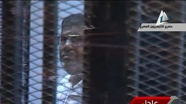 Imagen de archivo de Mohamed Mursi durante su juicio