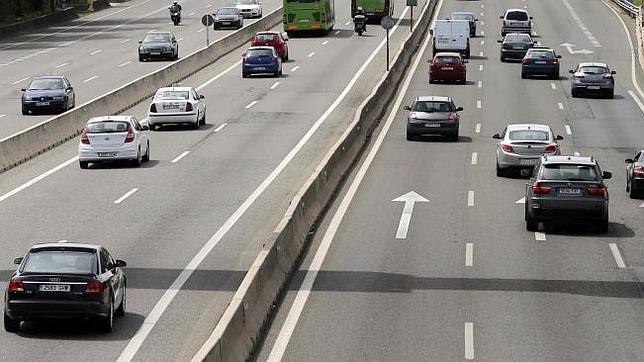 Una de las recomendaciones de los científicos a las autoridades europeas es el riego de las calles antes de la «hora punta» del tráfico