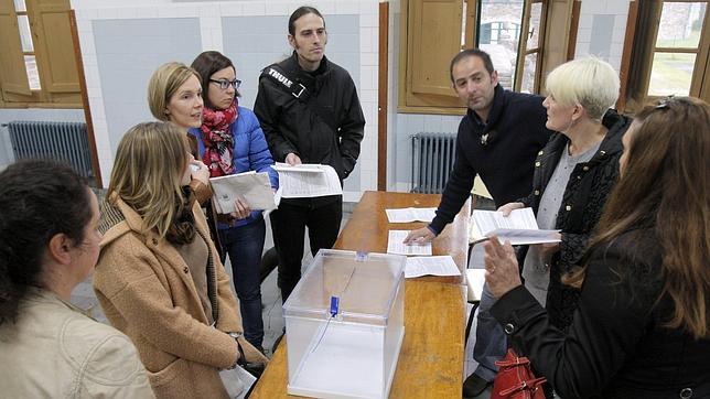 Los componentes de una mesa electoral en un colegio de Santiago de Compostela poco antes de la apertura al público