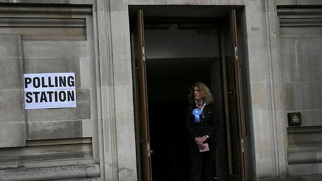 Una mujer espera para votar hoy en Londres