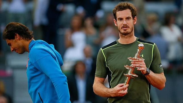 Murray recoge su trofeo con Nadal, cabizbajo, al fondo