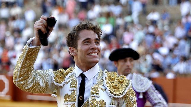 Posada de Maravillas pasea feliz la oreja que cortó al tercer novillo
