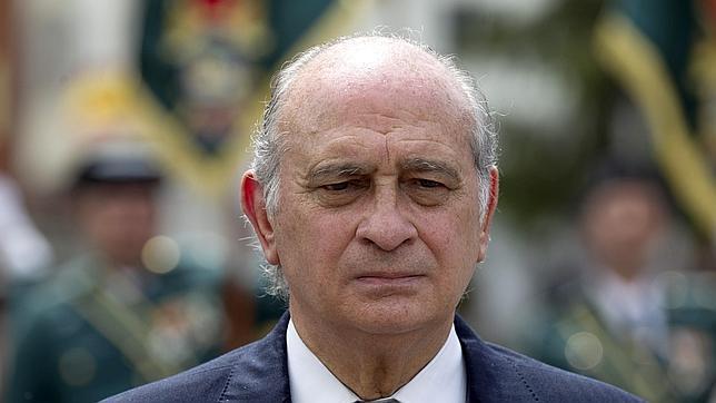 El ministro del Interior, durante el acto celebrado en Vitoria, presidido por la Reina