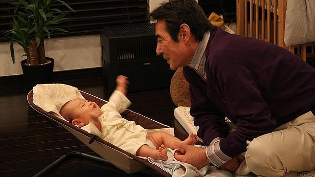 Cuando un adulto o un niño habla con un bebé, suele subir el tono, sonreír más y repetir ciertos sonidos