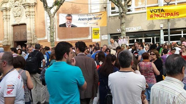 Concentración ante la escuela pía Santa Anna de Mataró para exigir que no se amplíen las horas en castellano