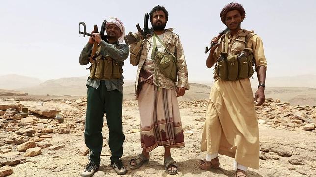 Un grupo de milicianos leales al presidente de Yemen combaten en el país árabe