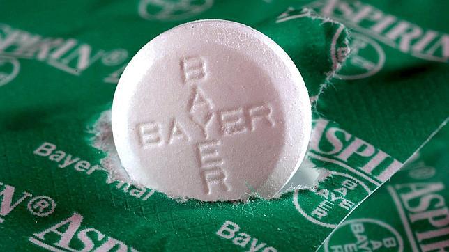 Una aspirina del grupo Bayer descansa sobre su envoltura en Düsseldorf