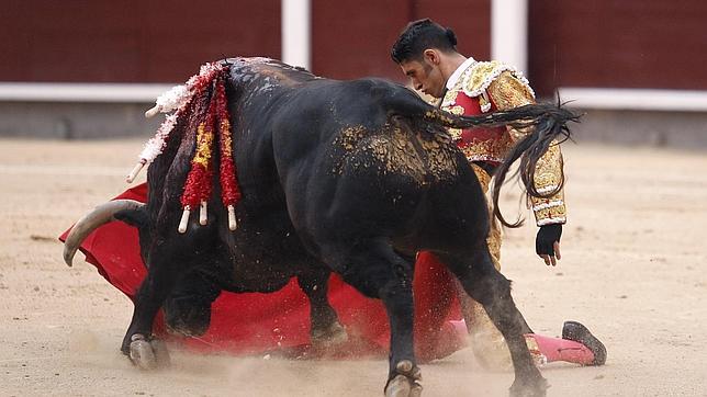Talavante comenzó de rodillas su emocionante faena al quinto toro