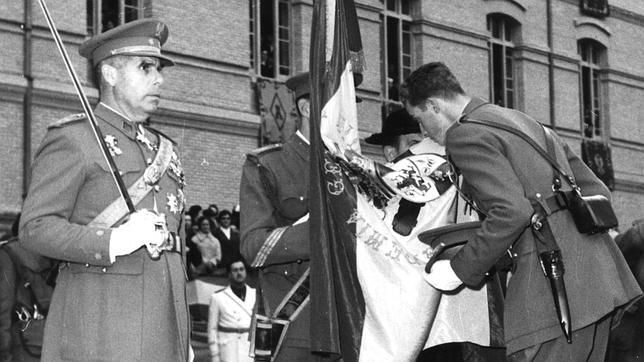 Don Juan Carlos jura bandera el 15 de diciembre de 1955 en Zaragoza