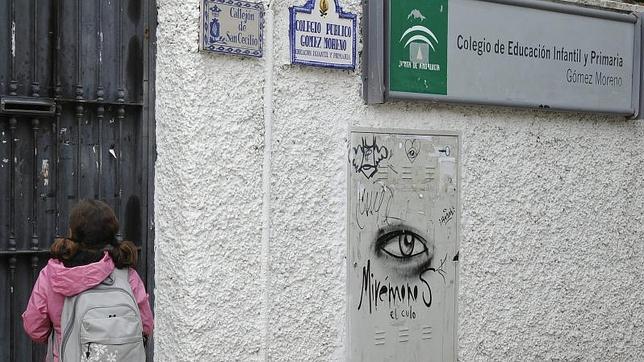 En 2010 se detectó un brote de sarampión en el colegio Gómez Moreno del barrio granadino de Albaicín, donde un juez obligóa vacunar a 35 niños queno estaban inmunizados