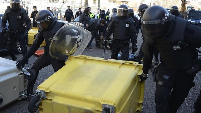 Agentes de las UCS retiran una barricada en un desahucio, el pasado febrero