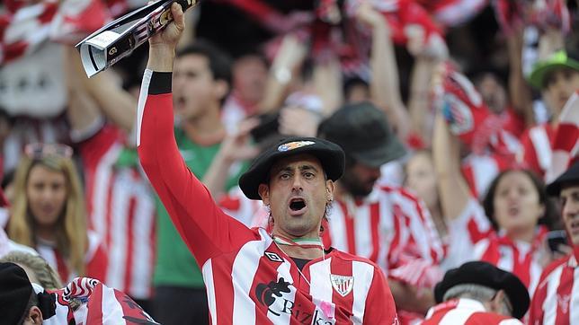 Aficionados del Athletic de Bilbao durante la final de la Copa del Rey