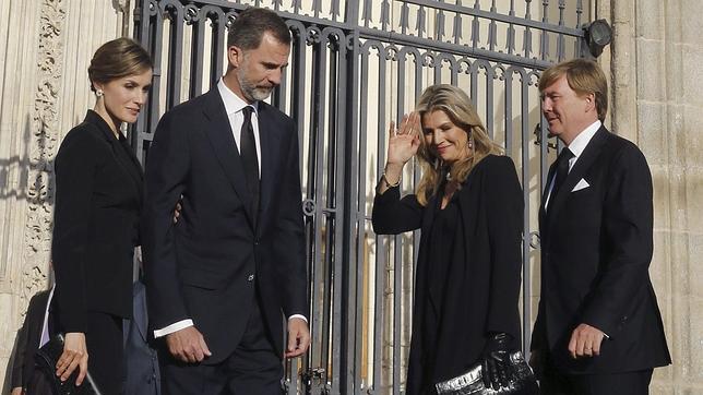 Los Reyes Don Felipe y Doña Letizia junto a los Reyes de los Países Bajos a su llegada a Los Jerónimos