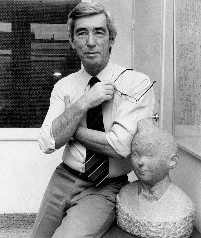 El dibujante y guionista belga George Remi, más conocido como Hergé, fotografiado junto a un busto de Tintín