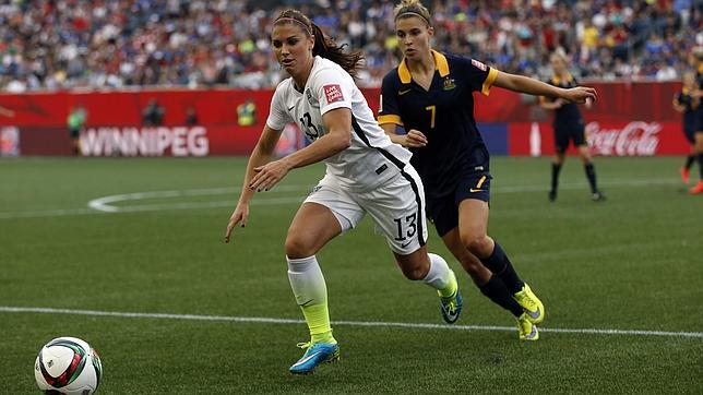 La delantera norteamericana Alex Morgan escapa de la australiana Steph Catley en un partido del Mundial femenino que se celebra estos días en Canadá
