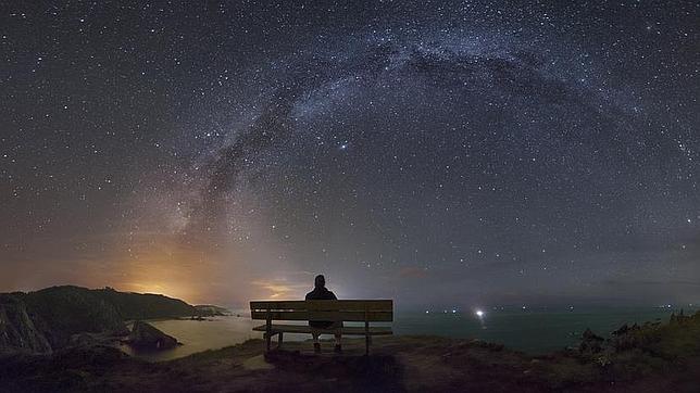 Esta foto del banco de Loiba está entre las mejores fotos nocturnas del año por el proyecto TWAN