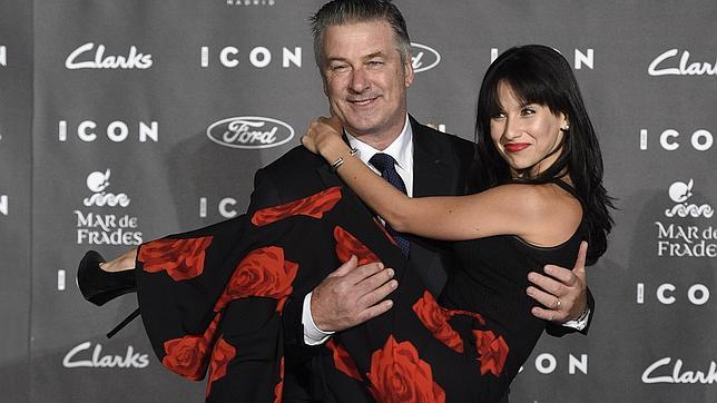 Alec Baldwin y su esposa Hilaria Thomas en los premios Awards, en Madrid