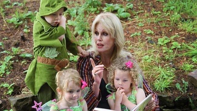 Joanna Lumley en el jardín de Moa Brae House