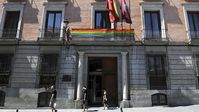 La bandera del Orgullo en la Junta de Distrito Centro de Madrid