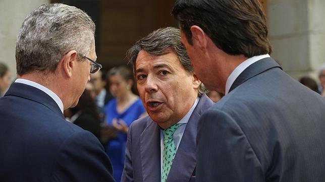 El expresidente de la Comunidad de Madrid, Ignacio González, conversa con el también expresidente Alberto Ruiz-Gallardón y el ministro de Industria, José Manuel Soria