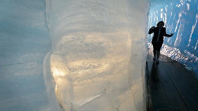 Visita turística de la cueva del hielo en el Glaciar del Ródano