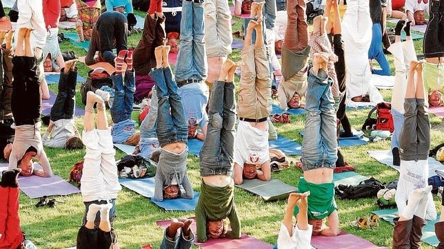 Un grupo de personas intenta realizar un récord mundial durante el Festival de Yoga de 2007 en Berlín