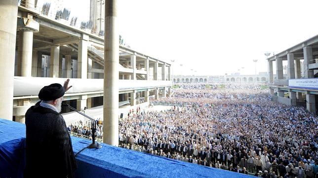 El ayatolá Jamenei en Teherán este sábado durante la fiesta del fin del Ramadán
