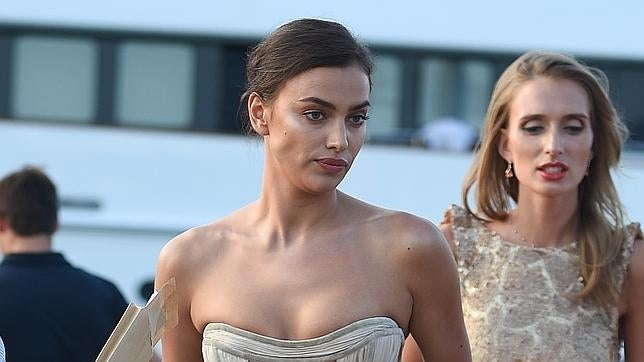 Irina Shayk a la llegada al puerto de St. Tropez