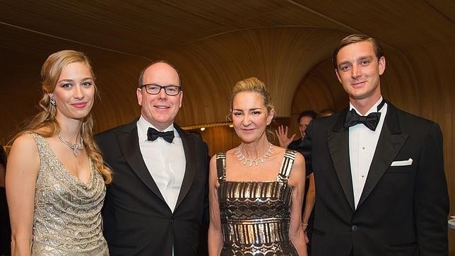 Beatrice Borromeo, Alberto de Mónaco, Paola Marzotto y Pierre Casiraghi en el Baile de la Rosa del pasado mes de marzo con el que la familia Grimaldi suele celebrar la llegada de la primavera